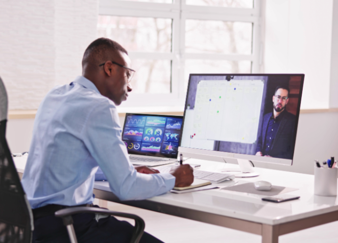 Certified VDU & DSE Training Courses – Improve Safety & Compliance Certified VDU and DSE training course session with employees