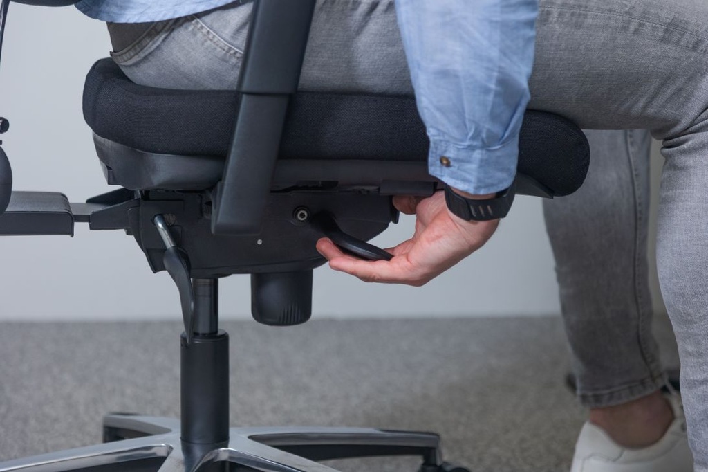 Invictus PI 4000 | Back Care Office Chair | Leather Headrest